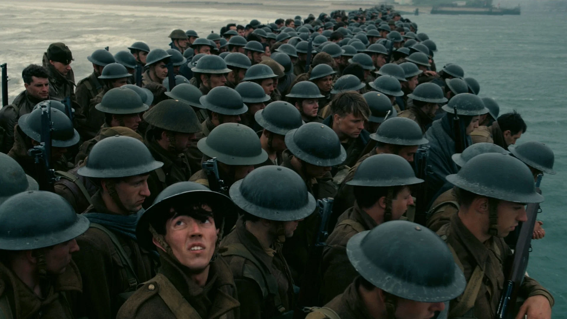Soldiers on the beach at Dunkirk (2017)