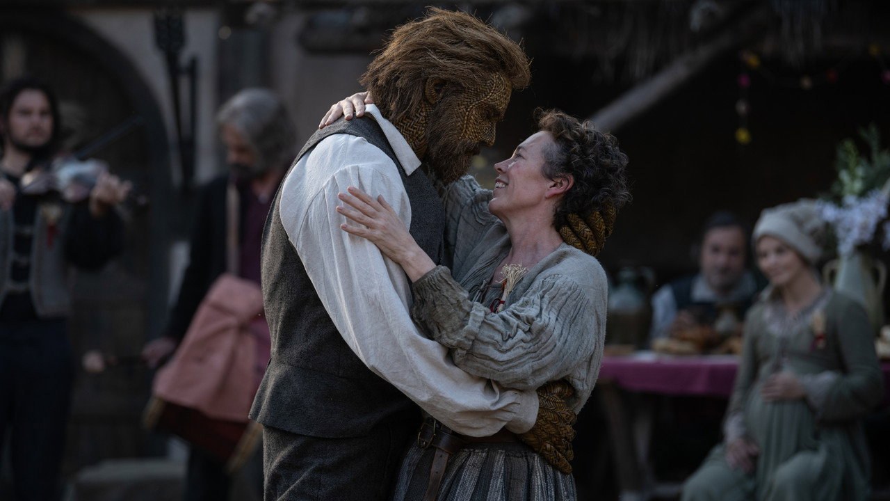 Wicker Opens: Olivia Colman Falls for Alexander Skarsgård's Wicker Husband
